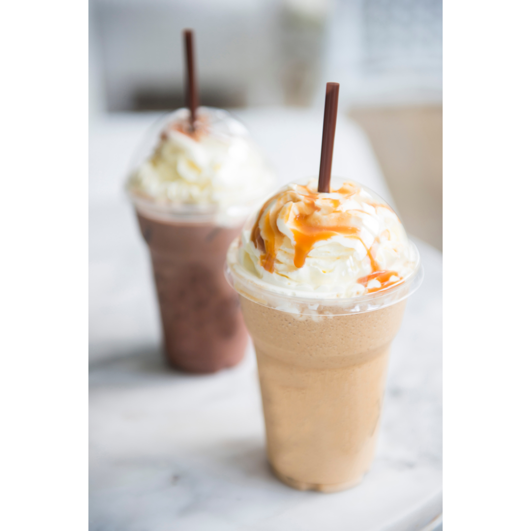 Mezcla en polvo para preparar el más delicioso y suave frapé sabor Capuccino. Deleita a tus clientes con un rico y suave Frapé Capuccino. De manera fácil y práctica, gracias a nuestra base en polvo sabor Capuccino , en menos de 5 minutos quedará listo. Preparación: 1.-En una licuadora agrega 70 ml de café de grano recién hecho 2.- Agrega 90 ml de agua (de preferencia agua filtrada, libre de todo sabor extraño) 3.- Agrega 80 gr de polvo base para Frapé de Capuccino Richok 4.- Bate bien por unos segundos hasta disolver la mezcla 5.- Agrega 200 gr de hielo en cubos 6.- Bate todo en la función de triturar hielo 7.- Decora tu vaso con alguna salsa (se sugiere caramelo, manjar o chocolate) 8.- Vierte el contenido de la licuadora en el vaso 9.- Decora con crema chantilly y más salsa de tu elección 10.- Sirve con una bombilla gruesa Rentabilidad para tu negocio: Con los polvos base para preparar Frapé sabor Capuccino Richok vas a obtener una alta rentabilidad. Nuestros productos sólo requieren agregar agua, sugerimos siempre que sea agua filtrada, para evitar adicionar sabores extraños a la preparación propios del agua potable de algunas localidades (sobre todo en la Región Metropolitana). Si el precio de tu frapé de 16 Oz fuera de $3.500 (puedes cobrar hasta $5.500 , dependiendo de tu localidad) , considerando todos tus costos (Polvo base Richok, vaso domo con tapa, bombilla gruesa, hielo , agua, salsa para decorar y crema chantilly) el margen de ganancia es de un 47%. ATRÉVETE, INNOVA Y GANA CON Richok olvo base para preprar frapé sabor Café Caramel